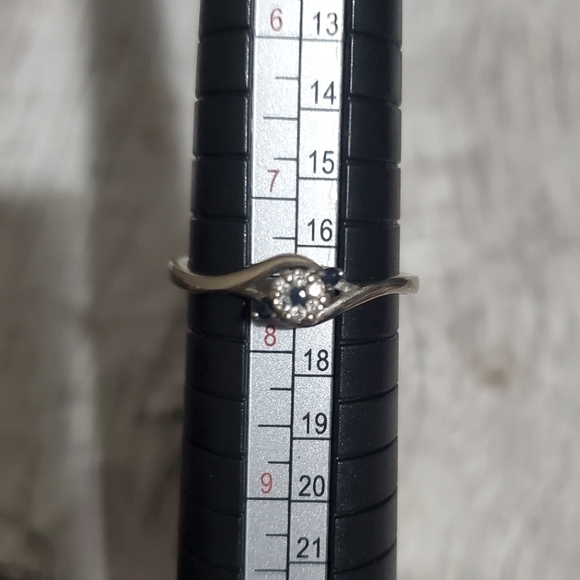 Floral Style Ring - Picture 4 of 4